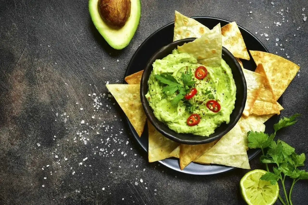 Pyszne guacamole przepis z awokado, nachos i chili. Idealna przekąska na imprezę.