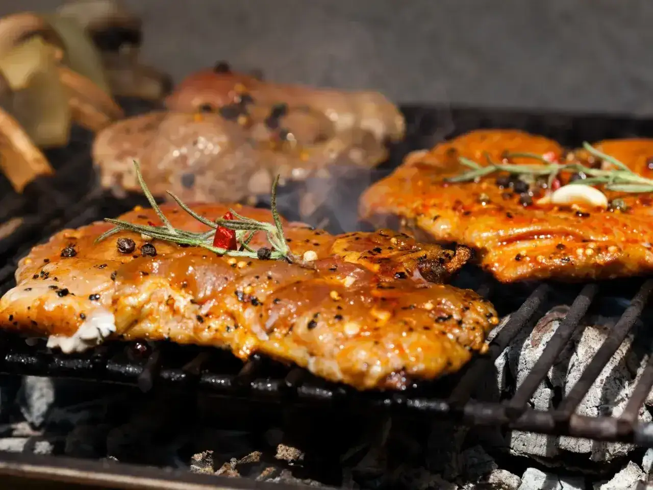 Soczysta karkówka na grillu, idealnie przyprawiona ziołami i pieprzem. To doskonały przykład, jak przyprawić karkówkę na grilla, by zachwycić smakiem.