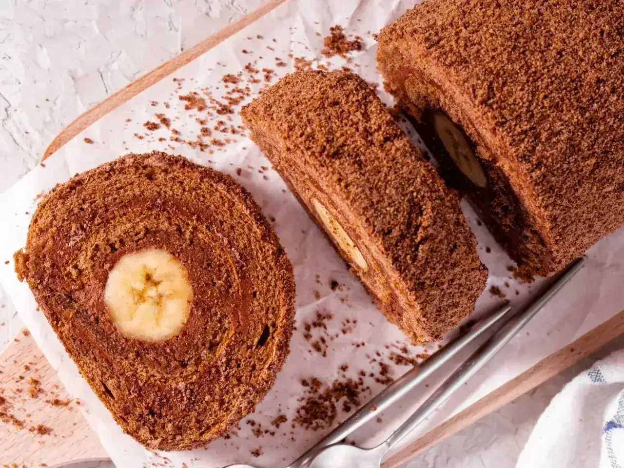 Pyszna rolada biszkoptowa z bananem w środku, posypana kakaową posypką. Idealna na deser!