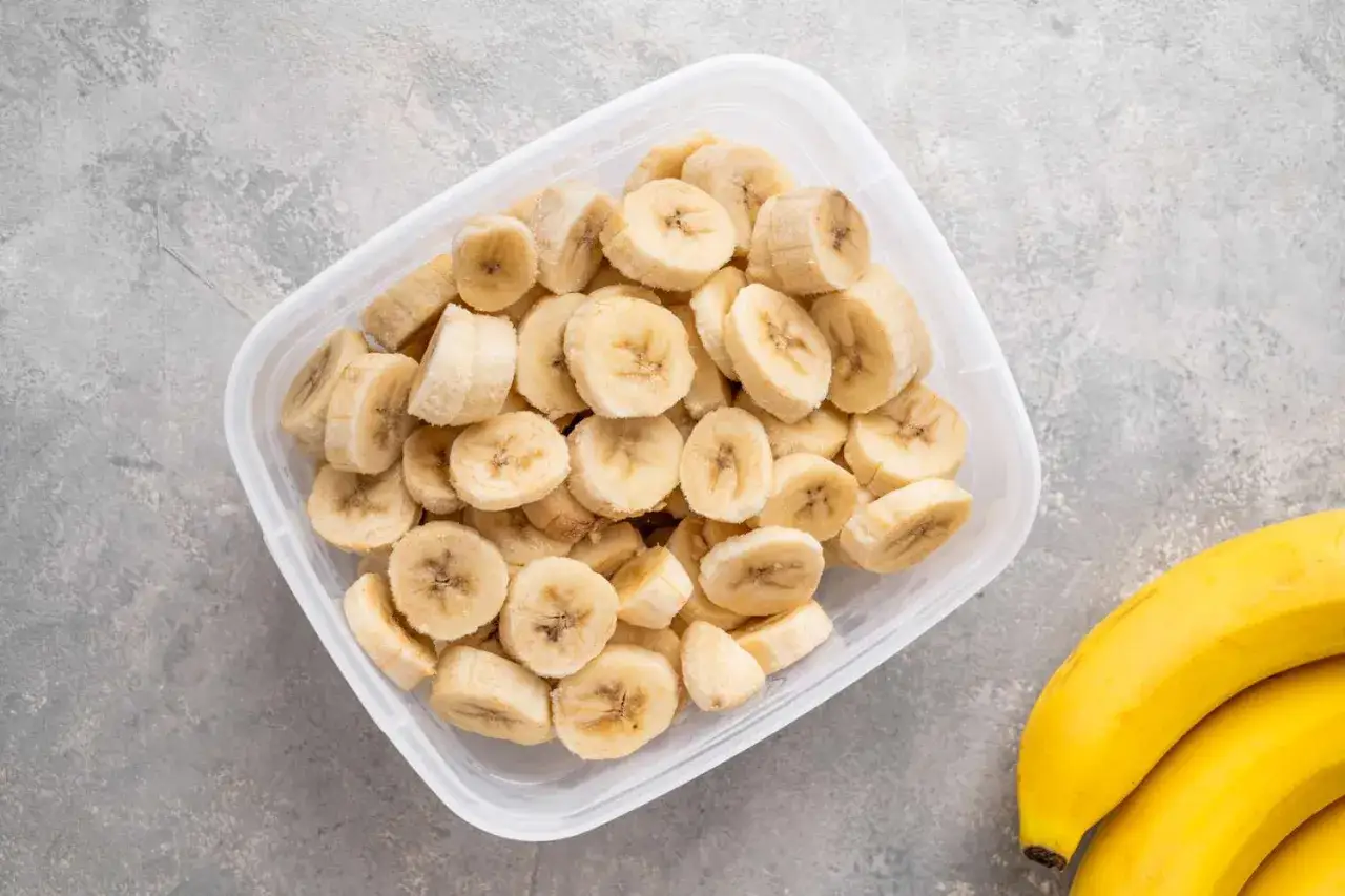 Pokrojone banany w pojemniku, gotowe do mrożenia. Tak, banany można mrozić, idealne do smoothie!
