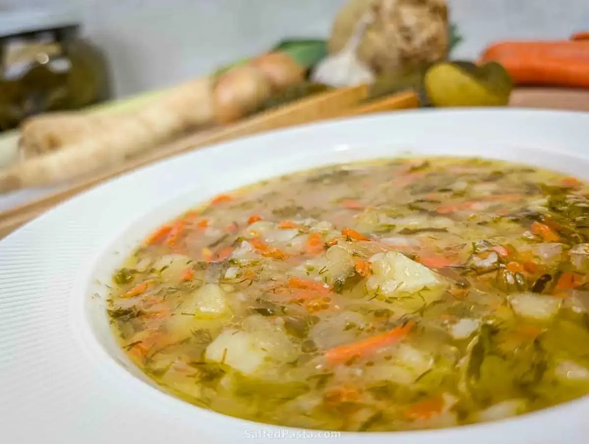 Aromaticzna zupa og&oacute;rkowa z ziemniakami, marchewką i koperkiem, gotowa do podania.
