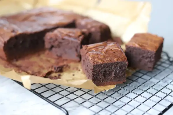 Pyszne, wilgotne brownie na kratce. Idealne na deser, według prostego brownie przepisu.